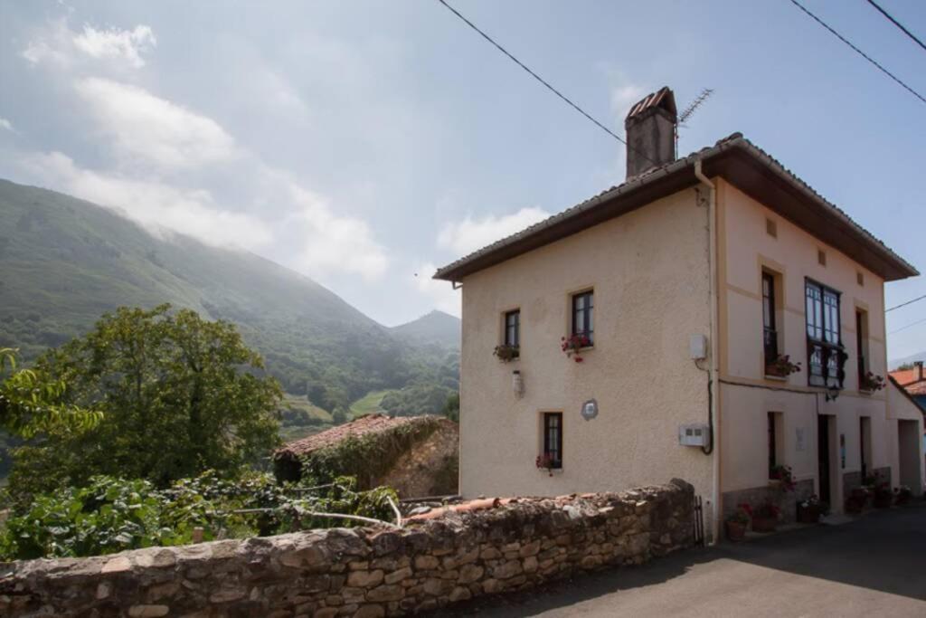 Casa Del Cuetu. Traditional Village House In Asturias Mere Exterior photo