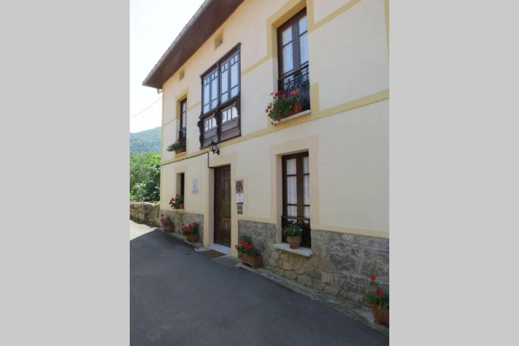 Casa Del Cuetu. Traditional Village House In Asturias Mere Exterior photo