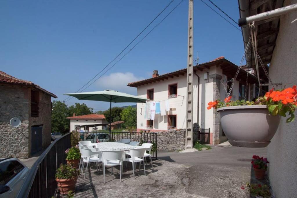 Casa Del Cuetu. Traditional Village House In Asturias Mere Exterior photo