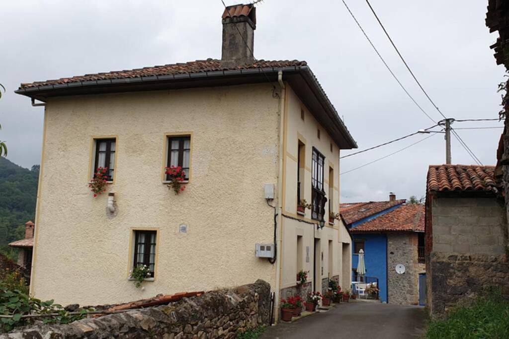 Casa Del Cuetu. Traditional Village House In Asturias Mere Exterior photo