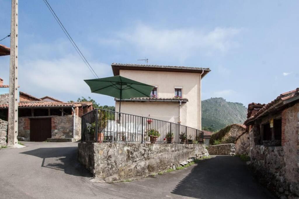 Casa Del Cuetu. Traditional Village House In Asturias Mere Exterior photo